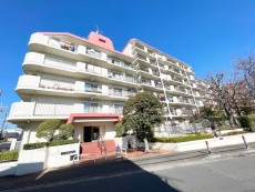 爽やかな青空の下に贅沢なほどに降り注ぐ陽光、豊かな居住性と、クオリティが見事に調和した住空間は、住まうことの喜びを感じさせてくれ