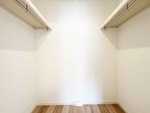 たっぷり入るウォークインクローゼットは奥行きがあるのでたくさん収納できます。