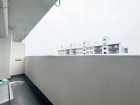 日差しの差し込むバルコニー