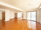 LDK26帖。開放的で広いリビング。家族のコミュニケーションの場として、みんなが集まる一番の場所に。
