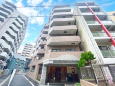 マンション外観。生活利便性に優れた立地環境。