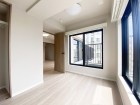 洋室4.2帖。フローリングの部屋は清潔感があり、日々のお掃除も楽で助かります。