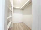 たっぷり入るウォークインクローゼットは奥行きがあるのでたくさん収納できます。
