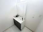 十分な大きさの洗面台は、身だしなみチェックや歯磨きなど、朝の慌ただしい時間でも余裕とゆとりを感じて頂けます。
