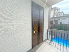居住者の帰り、訪れる方を優しく迎え、やすらぎに満ちた生活空間を予感させる。健やかな暮らしを楽しめそう。