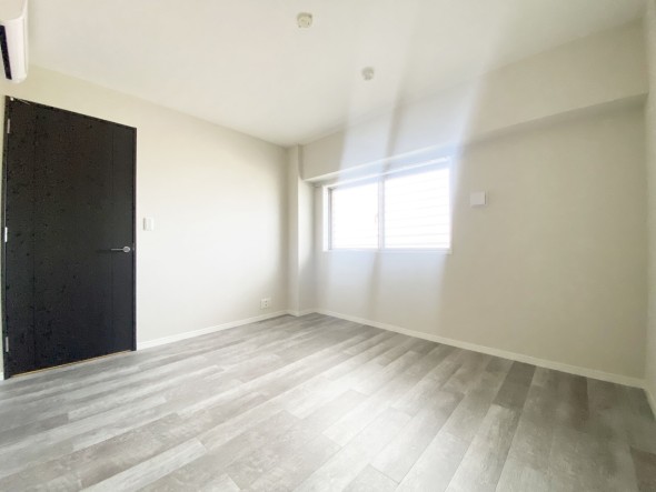 洋室7帖。フローリングの部屋は清潔感があり、日々のお掃除も楽で助かります。