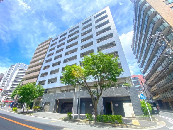 マンション外観。生活利便性に優れた立地環境。