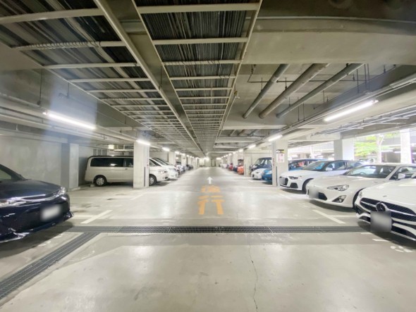 敷地内駐車場がございます。空き状況等に関しましてはお気軽にお問い合わせください。
