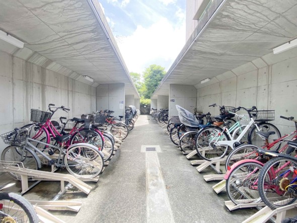 敷地内駐輪場。空き状況等に関しましてはお気軽にお問い合わせください。