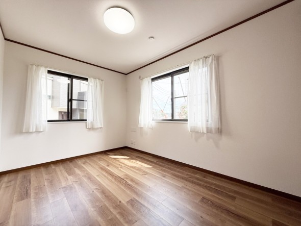 フローリングの部屋は清潔感があり、日々のお掃除も楽で助かります。