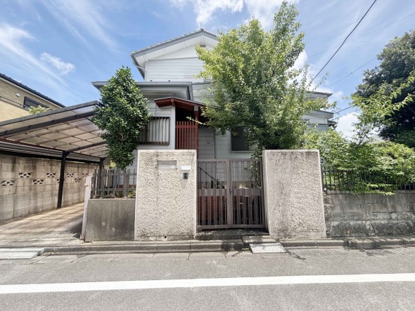 爽やかな青空の下に贅沢なほどに降り注ぐ陽光、豊かな居住性と、クオリティが見事に調和した住空間は、住まうことの喜びを感じさせてくれ