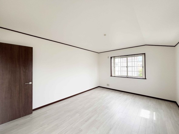 一日の疲れをいやしてくれる主寝室。時を忘れて過ごす場所として過ごせるお部屋です。