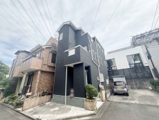 爽やかな青空の下に贅沢なほどに降り注ぐ陽光、豊かな居住性と、クオリティが見事に調和した住空間は、住まうことの喜びを感じさせてくれ