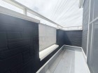 日差しの差し込むバルコニー
