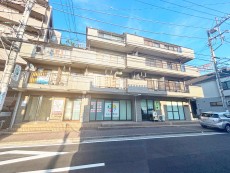 マンション外観。お買い物施設も周辺に多く、生活利便性に優れた立地環境。
