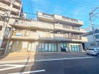 マンション外観。お買い物施設も周辺に多く、生活利便性に優れた立地環境。
