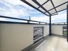 気持ちのいい空が見渡せる広いバルコニー。