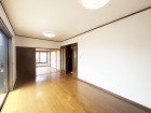 キッチンから見渡せるLD。お子様の遊ぶ様子も確認できます。