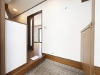 玄関横にはシューズボックスもございます。