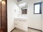 真っ白な洗面台で、気持ちの良い朝を迎えられそうです。