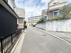 前面道路は車通りの少ない道です。小さなお子様も安心してお過ごしいただけます。