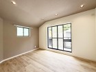 洋室4.7帖。フローリングの部屋は清潔感があり、日々のお掃除も楽で助かります。