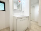 真っ白な洗面台で、気持ちの良い朝を迎えられそうです。