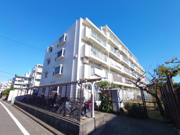 爽やかな青空の下に贅沢なほどに降り注ぐ陽光、豊かな居住性と、クオリティが見事に調和した住空間は、住まうことの喜びを感じさせてくれ