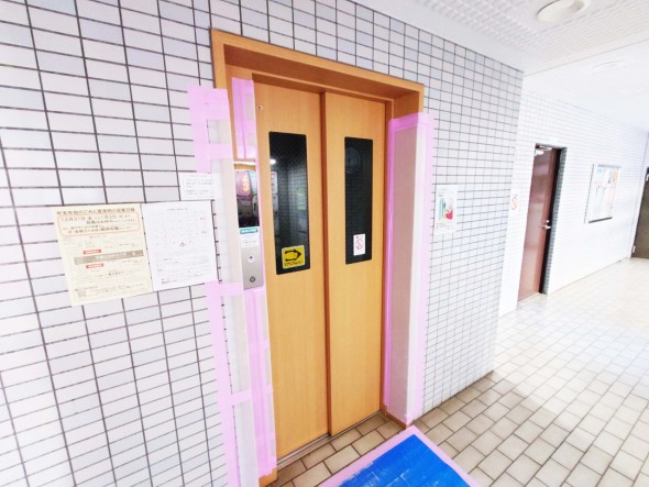 エレベーター付きのマンションです。