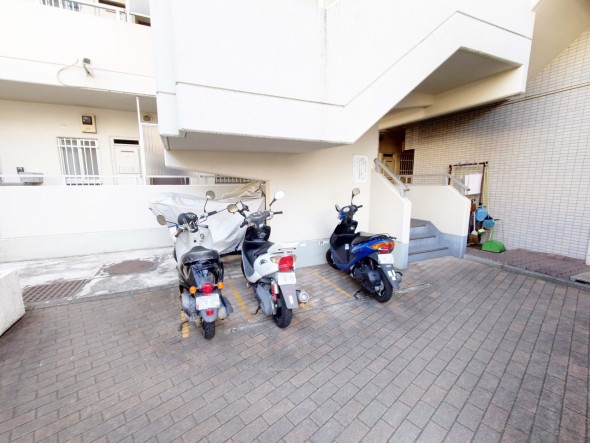 敷地内バイク置き場。