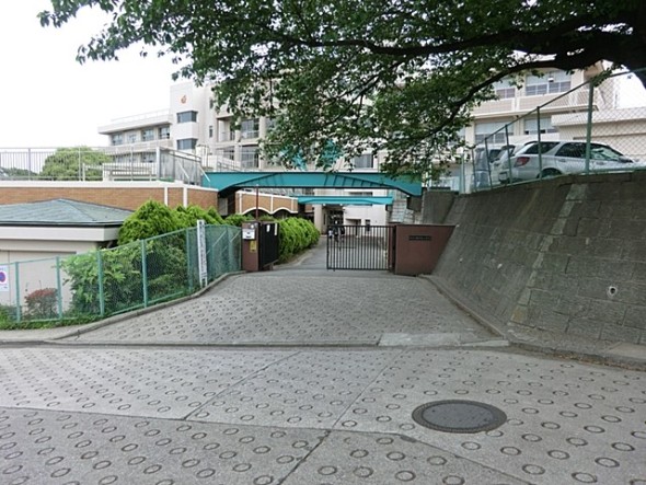 小学校 700m 権太坂小学校