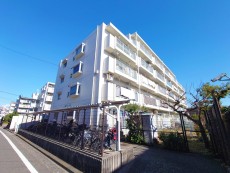 爽やかな青空の下に贅沢なほどに降り注ぐ陽光、豊かな居住性と、クオリティが見事に調和した住空間は、住まうことの喜びを感じさせてくれ