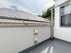 日差しの差し込むバルコニー