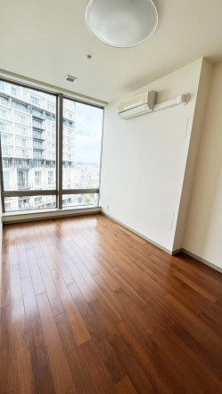 洋室6.2帖。フローリングの部屋は清潔感があり、日々のお掃除も楽で助かります。