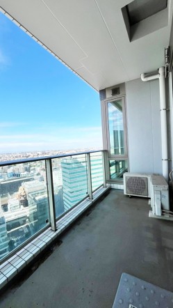 気持ちのいい空が見渡せる広いバルコニー。