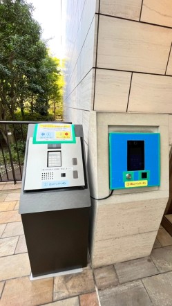 セキュリティ対策もしっかりと。住居からはテレビモニター付きインターフォンで応答します。
