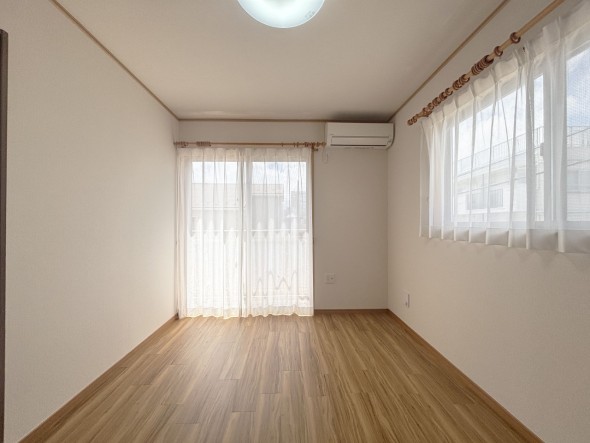 フローリングの部屋は清潔感があり、日々のお掃除も楽で助かりますね！