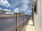 日差しの差し込むバルコニー