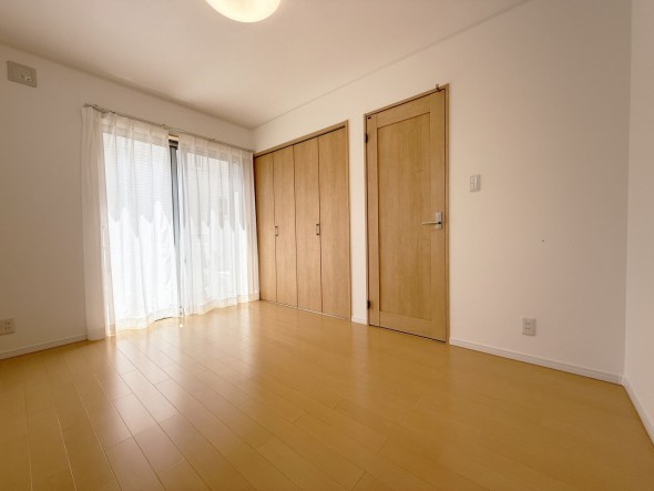 フローリングの部屋は清潔感があり、日々のお掃除も楽で助かりますね！