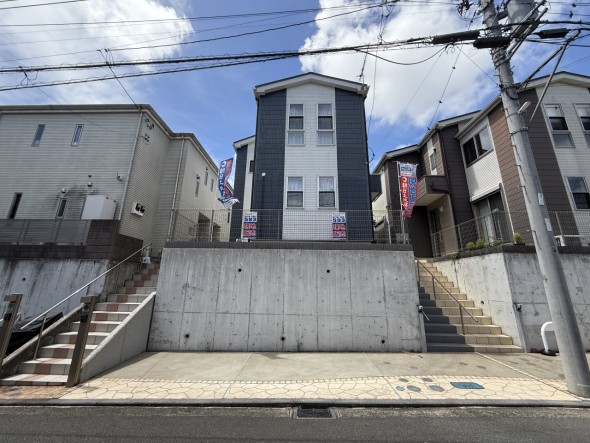 爽やかな青空の下に贅沢なほどに降り注ぐ陽光、豊かな居住性と、クオリティが見事に調和した住空間は、住まうことの喜びを感じさせてくれ