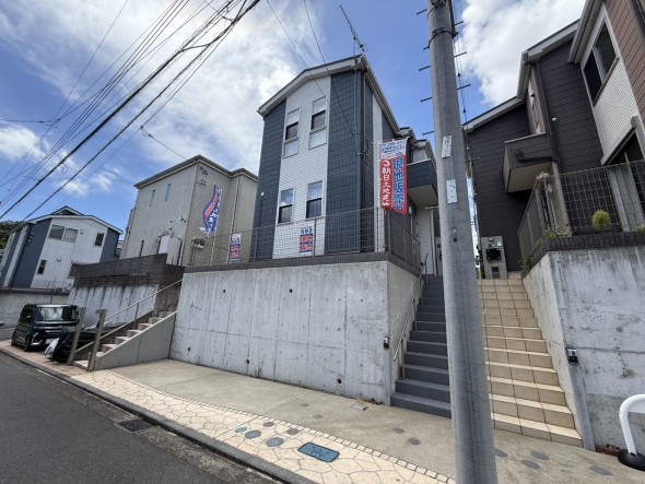 住む人を映し出す洗練された佇まいは、いつまでも輝き続けながらいつしか街の風景に溶け込んでいきます。