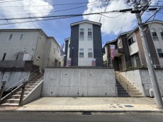 爽やかな青空の下に贅沢なほどに降り注ぐ陽光、豊かな居住性と、クオリティが見事に調和した住空間は、住まうことの喜びを感じさせてくれ