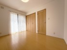 フローリングの部屋は清潔感があり、日々のお掃除も楽で助かりますね！