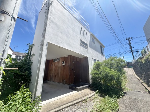 爽やかな青空の下に贅沢なほどに降り注ぐ陽光、豊かな居住性と、クオリティが見事に調和した住空間は、住まうことの喜びを感じさせてくれ