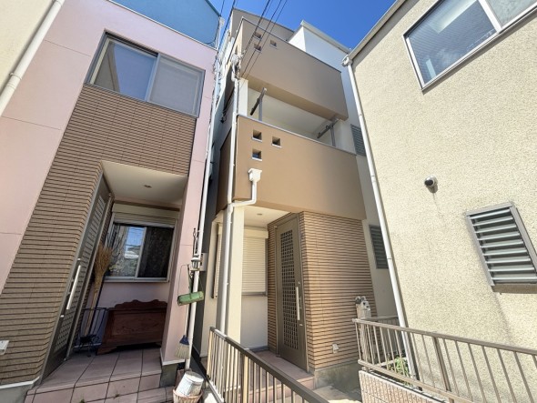 爽やかな青空の下に贅沢なほどに降り注ぐ陽光、豊かな居住性と、クオリティが見事に調和した住空間は、住まうことの喜びを感じさせてくれ
