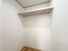たっぷり入るウォークインクローゼットは奥行きがあるのでたくさん収納できます。