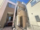 爽やかな青空の下に贅沢なほどに降り注ぐ陽光、豊かな居住性と、クオリティが見事に調和した住空間は、住まうことの喜びを感じさせてくれ