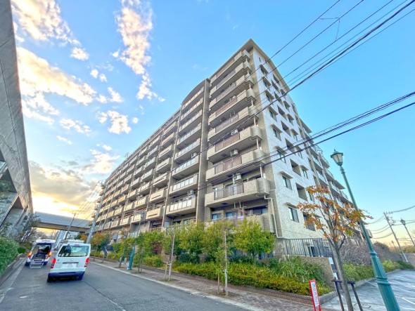爽やかな青空の下に贅沢なほどに降り注ぐ陽光、豊かな居住性と、クオリティが見事に調和した住空間は、住まうことの喜びを感じさせてくれ