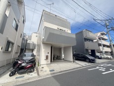 爽やかな青空の下に贅沢なほどに降り注ぐ陽光、豊かな居住性と、クオリティが見事に調和した住空間は、住まうことの喜びを感じさせてくれ