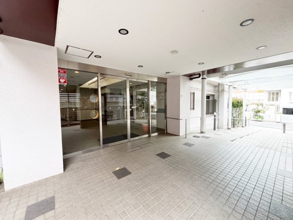 お客様をお迎えするエントランスは落ち着いた雰囲気。